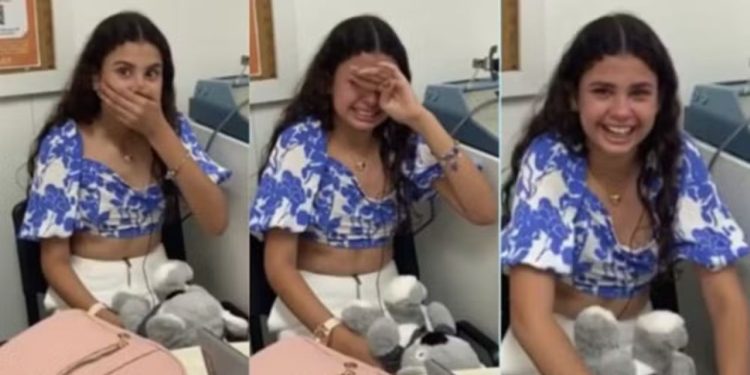 Vídeo emocionante: surda desde bebê, adolescente chora ao ouvir a voz da mãe pela 1ª vez