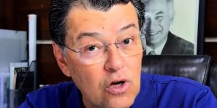 MENTIRA (AGORA) TEM PERNAS CURTAS