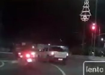 Vídeo: Após avançar o sinal vermelho, entregador é atropelado por carro na Constantino Nery