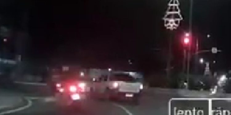 Vídeo: Após avançar o sinal vermelho, entregador é atropelado por carro na Constantino Nery