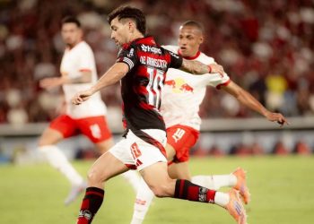 Flamengo vence Bragantino, descola do Palmeiras e vê título mais próximo