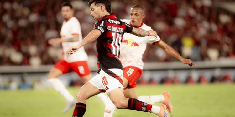 Flamengo vence Bragantino, descola do Palmeiras e vê título mais próximo