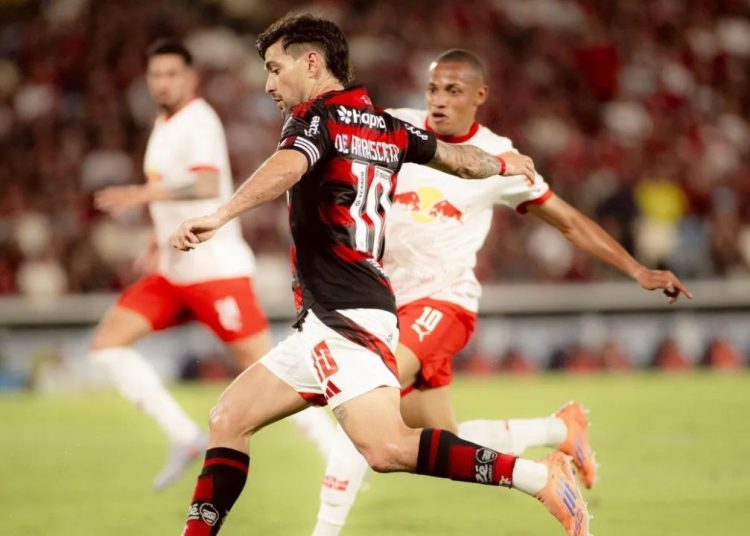 Flamengo vence Bragantino, descola do Palmeiras e vê título mais próximo