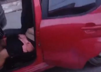 Vídeo. Bebeu todas e bateu o carro, “amigos” vazaram do local