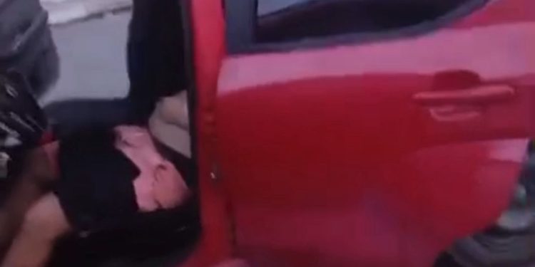 Vídeo. Bebeu todas e bateu o carro, “amigos” vazaram do local