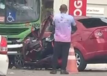 Vídeo. Acidente grave paralisa a Av. Presidente Kennedy; motorista fica preso às ferragens