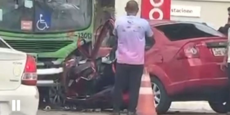 Vídeo. Acidente grave paralisa a Av. Presidente Kennedy; motorista fica preso às ferragens