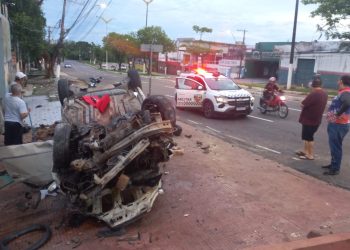 Colisão deixa três feridos, poste danificado e casa destruída na Av. Boulevard