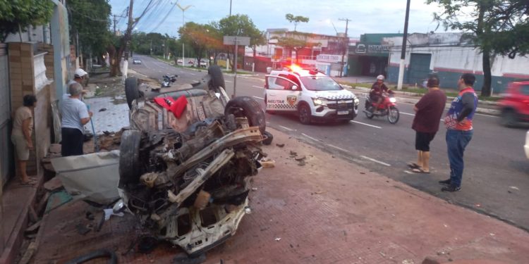 Colisão deixa três feridos, poste danificado e casa destruída na Av. Boulevard