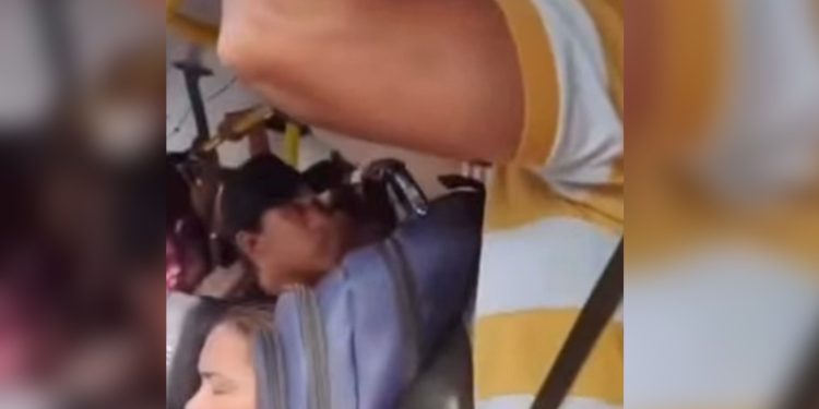 VÍDEO. “Ele tá esfregando o negócio dele em mim” passageira grita por socorro em ônibus lotado