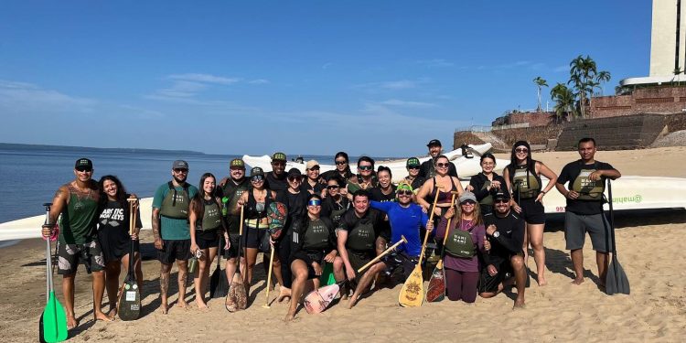 Turistando com Gaby: Remando pelas águas escuras do Rio Negro e colecionando novas histórias