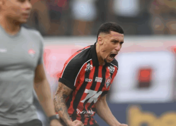 POR UM TRIZ – Vitória vence São Paulo e se livra do rebaixamento