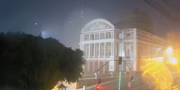 Chuva e céu nublado marcam véspera e o dia de Natal em Manaus