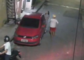 Assalto registrado por câmera mostra mulher sendo roubada por dupla em moto no Betânia