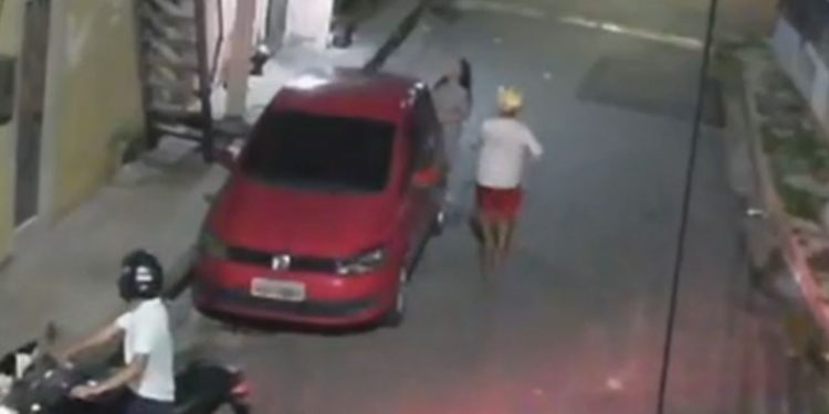 Assalto registrado por câmera mostra mulher sendo roubada por dupla em moto no Betânia