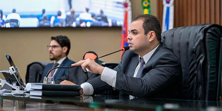 Ao invés de Selo Diamante, o Legislativo estadual levou o Selo Abacaxi