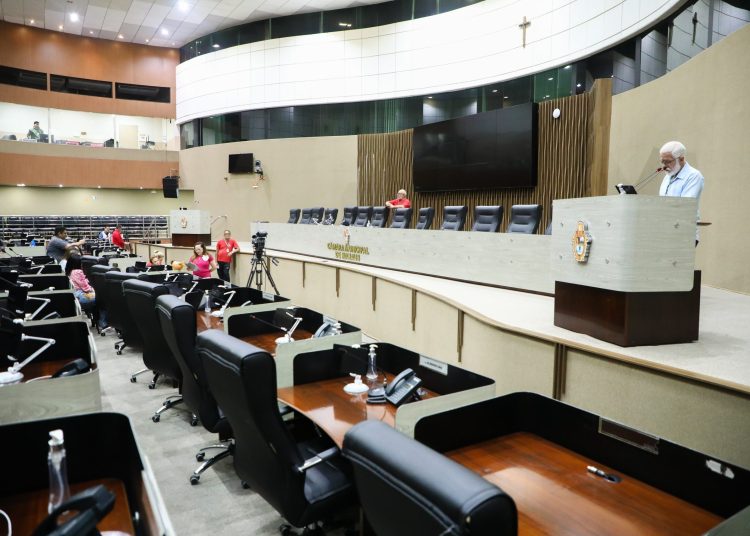 Férias dos políticos – Os políticos do Amazonas, legalmente constituídos, se prepararam para as merecidas férias e “pegar o beco do sumiço” conjuntamente