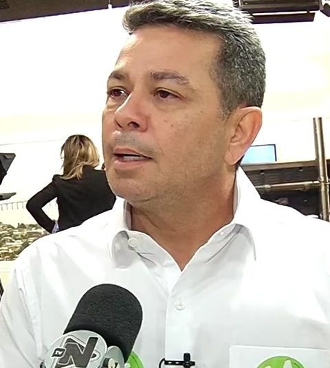 BRIGA DE FOICE – Quem sair por último apaga a luz, que a farofa foi jogada no ventilador, já demonstrando como será a briga nas próximas eleições, quando cada um corre atrás de seus próprios interesses