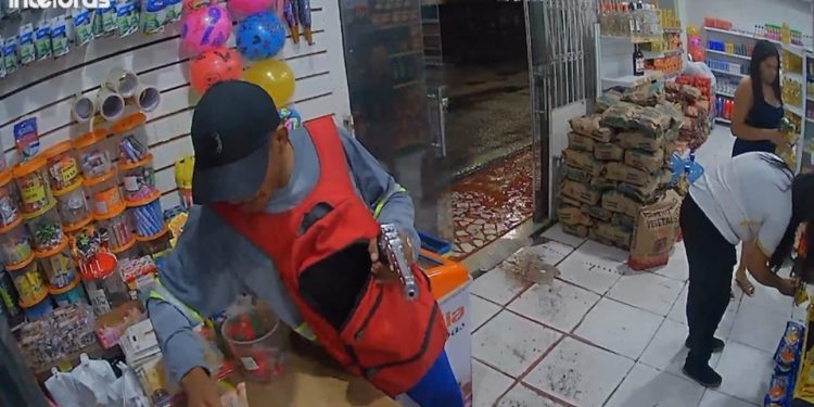 Assalto em mercadinho deixa caixa zerado e clientes também ficam no prejuízo