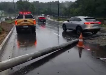 VÍDEO – Caiu poste na Av. do Turismo atravessado na via causando interdição  parcial