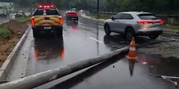 VÍDEO – Caiu poste na Av. do Turismo atravessado na via causando interdição  parcial