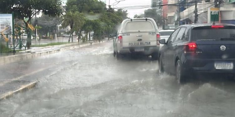 Alerta da Defesa Civil reforça prejuízos da chuva nesta segunda (29)