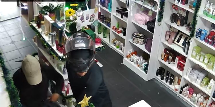 VÍDEO. Fizeram a limpa em loja de cosméticos no São José