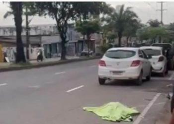 Motorista atropela venezuelana, foge e deixa vítima agonizando