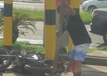 VÍDEO. “Nem eu, nem tu” quebrou a moto com madeira antes dos agentes do DETRAN levarem o veículo