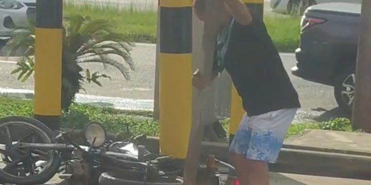 VÍDEO. “Nem eu, nem tu” quebrou a moto com madeira antes dos agentes do DETRAN levarem o veículo