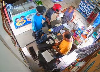 VÍDEO. Criminosos arrancam bolsa de idosa e levam todo dinheiro do caixa de supermercado