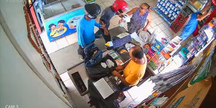 VÍDEO. Criminosos arrancam bolsa de idosa e levam todo dinheiro do caixa de supermercado