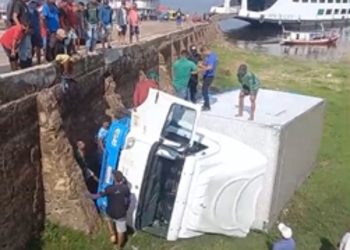 Tomba caminhão; motorista foi socorrido