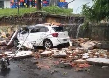 VÍDEO – Desaba muro em cima de veículo