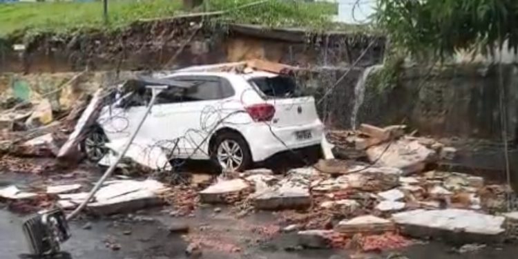 VÍDEO – Desaba muro em cima de veículo