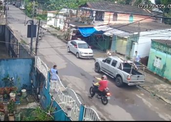 VÍDEO – Assalto veloz; em segundos motoqueiro aponta arma e leva celular