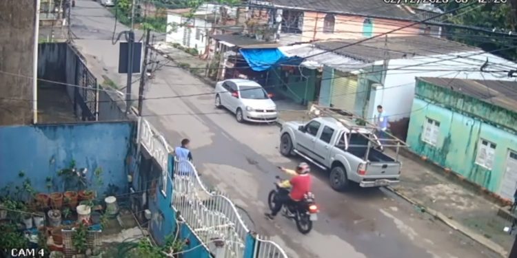 VÍDEO – Assalto veloz; em segundos motoqueiro aponta arma e leva celular