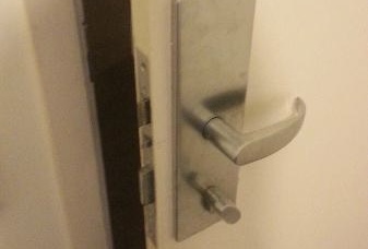 Invadiu o quarto e estuprou a própria filha