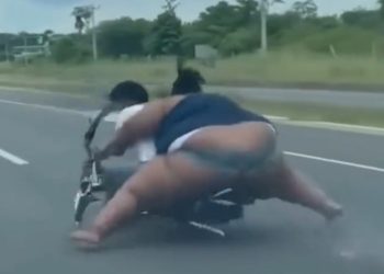 VÍDEO. Arrebenta roda de moto e condutor e mulher que estavam na garupa vão ao chão