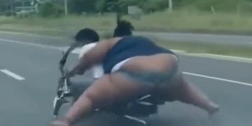 VÍDEO. Arrebenta roda de moto e condutor e mulher que estavam na garupa vão ao chão