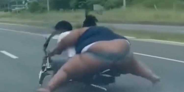 VÍDEO. Arrebenta roda de moto e condutor e mulher que estavam na garupa vão ao chão