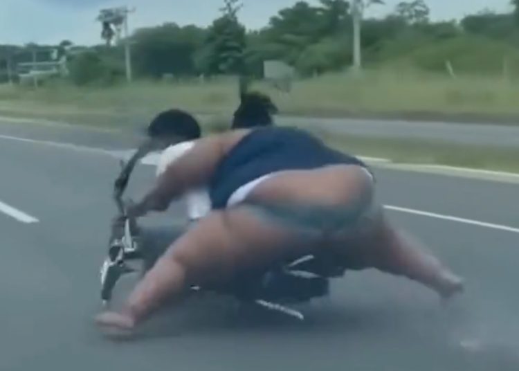 VÍDEO. Arrebenta roda de moto e condutor e mulher que estavam na garupa vão ao chão
