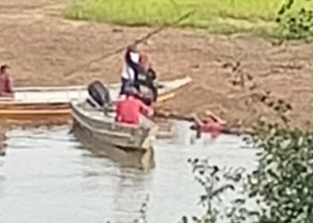 Encontrado boiando; quase vira comida de peixe