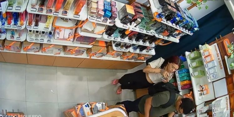 Casal bandido – Vídeo flagra dupla furtando perfumes. VEJA