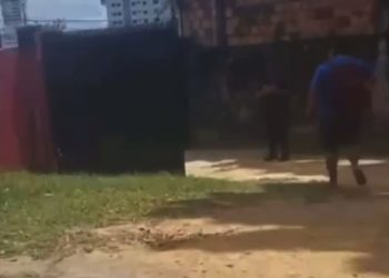 VÍDEO. Agride ex com murros e chutes; revoltado pelo fim do relacionamento