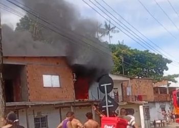 Incêndio atinge casa e vizinhos entram em desespero no bairro Crespo neste domingo