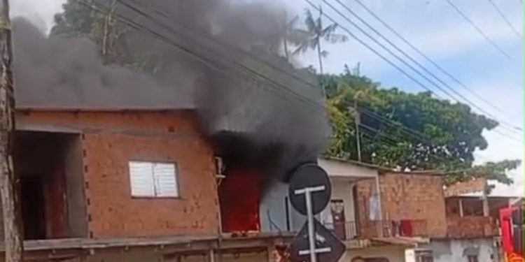 Incêndio atinge casa e vizinhos entram em desespero no bairro Crespo neste domingo