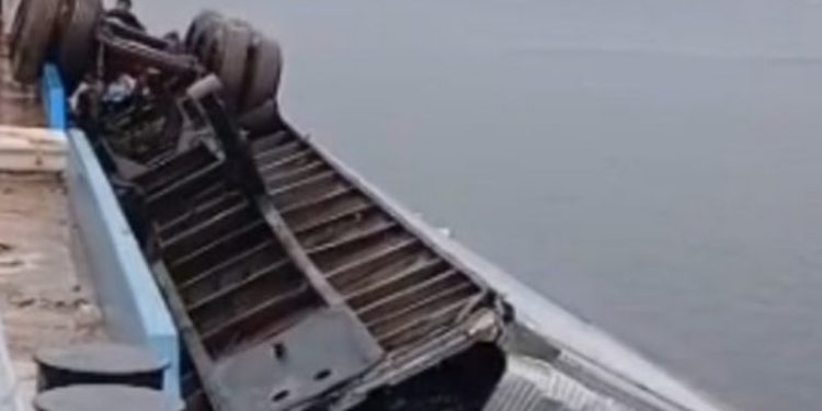 Despenca caminhão com carga de leite no Rio Negro