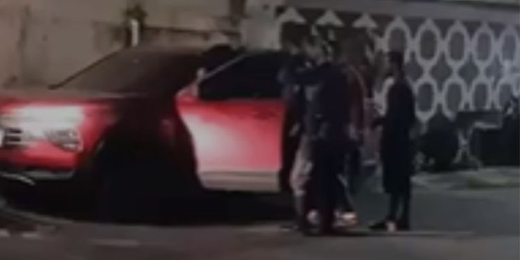 Resgatada com vida após suposto sequestro; empresária foi deixada em área de mata