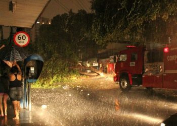 TEMPORAL – Chuvas intensas castigam Manaus agora à noite